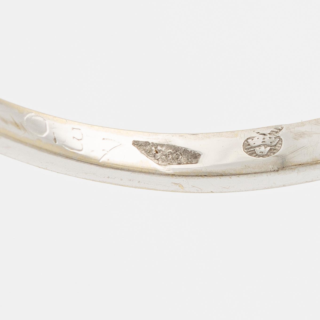 Ring in 18K white gold set with round brilliant-cut diamonds.