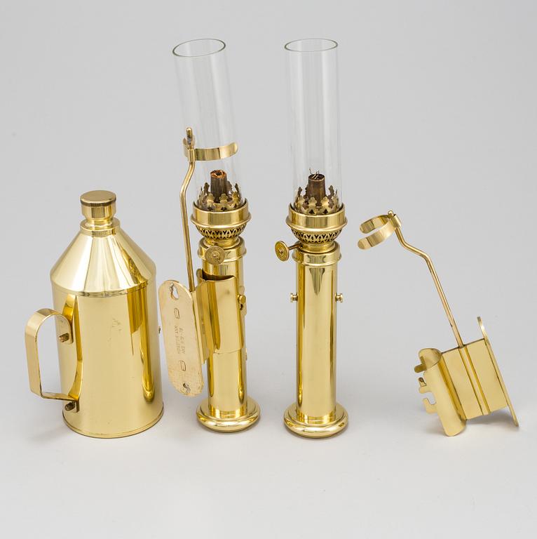 FOTOGENLAMPOR, ett par samt fotogenbehållare, mässing, G.V. Harnisch eftf., Köpenhamn, Danmark, 1900-talets andra hälft.
