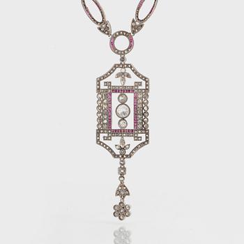 A platinum necklace set with old- and eight-cut diamonds with a total weight of ca 9.50 cts and carré-cut rubies.