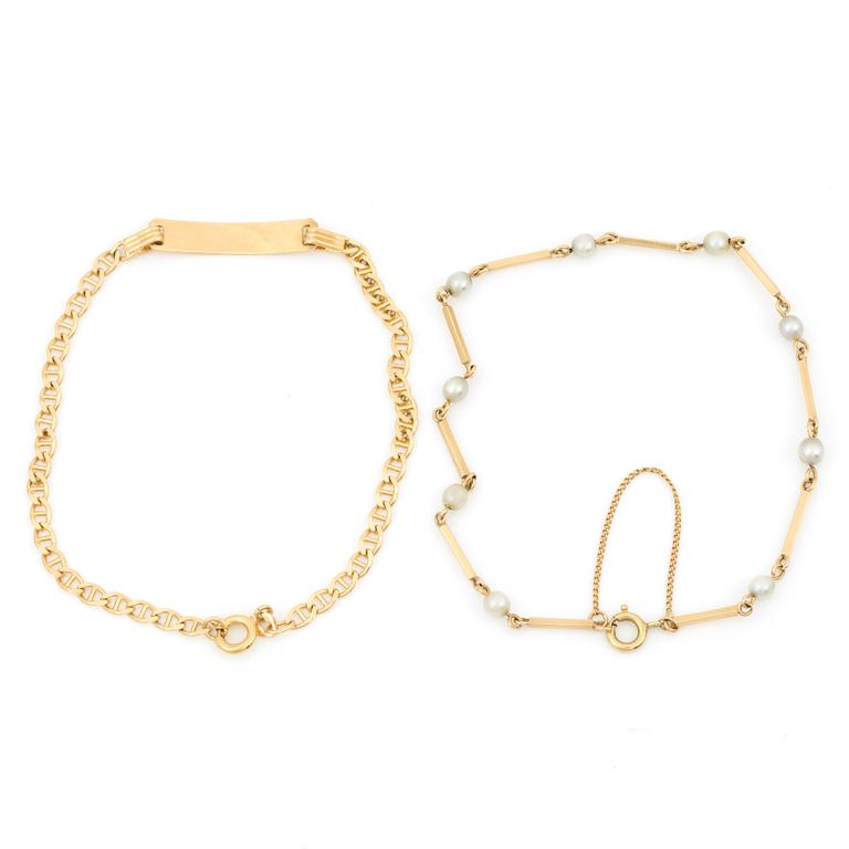 ARMBAND, 2 st, med vita kulor, olika guldhalter.