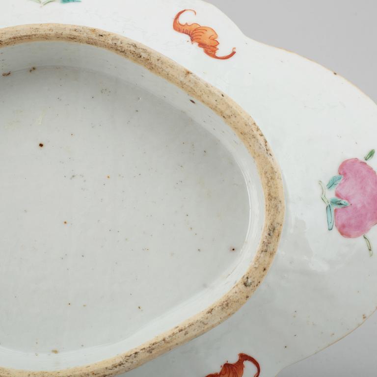 A famille rose tazza, late Qing dynasty, late 19th century.