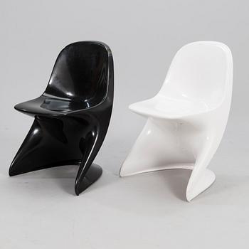 A pair of children's chairs, plastic, 'Casalino', design Alexander Begge for Casala, Germany. Late 20th century.