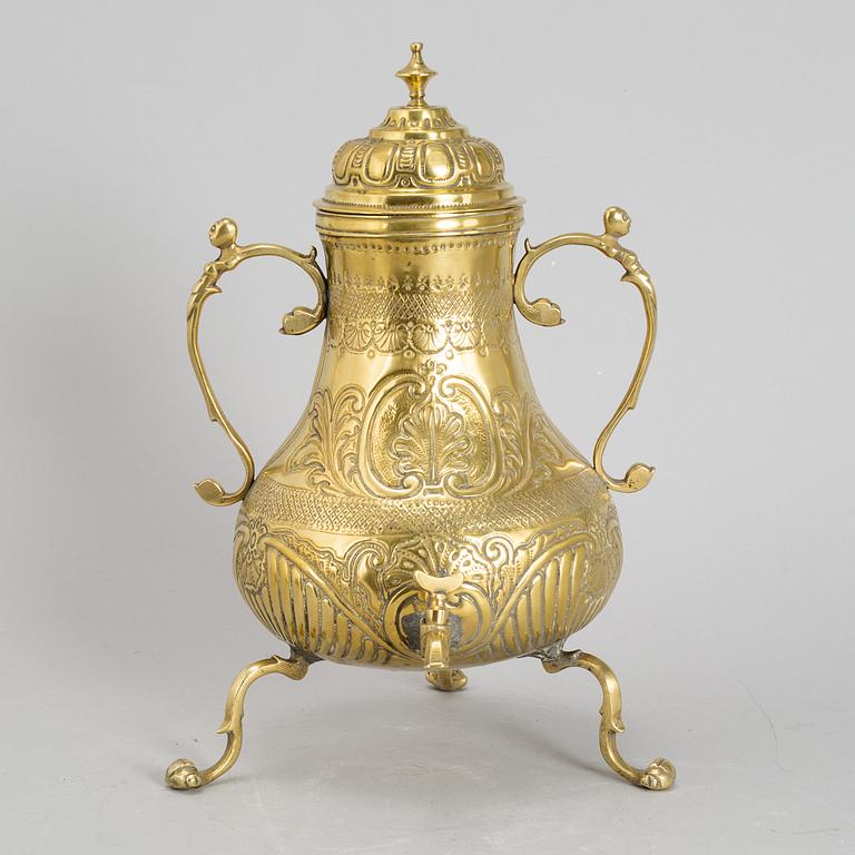 A brass tea urn, 19th century.