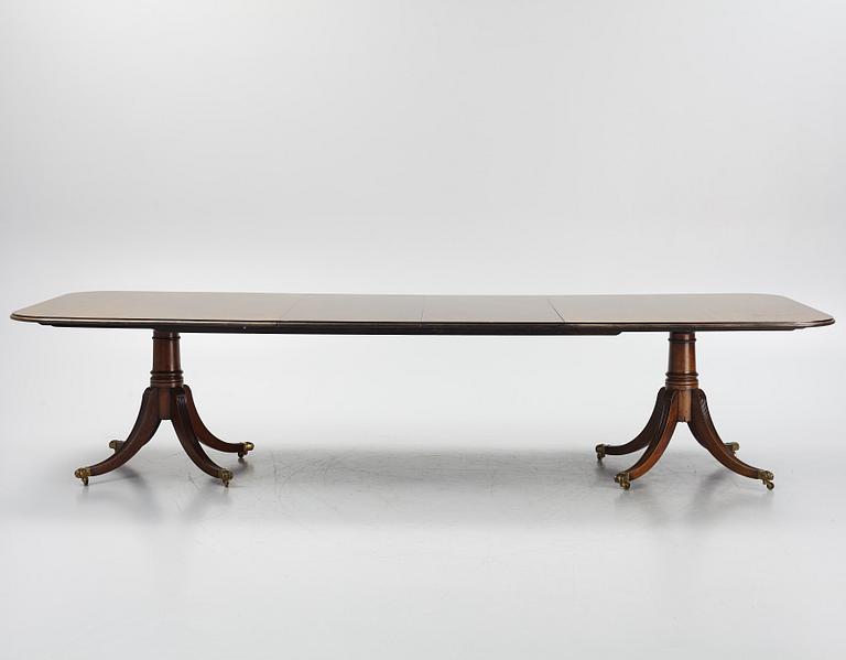 A mahogany George III-style diining table, later part of the 20th century.