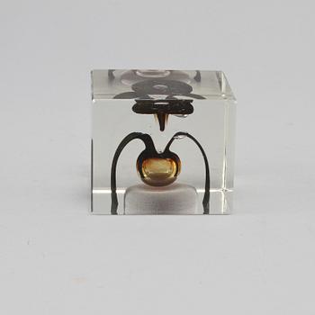 ÅRSKUB, glas, Oiva Toikka, Nuutajärvi, signerad, numrerad 600/2000 och daterad 1977.