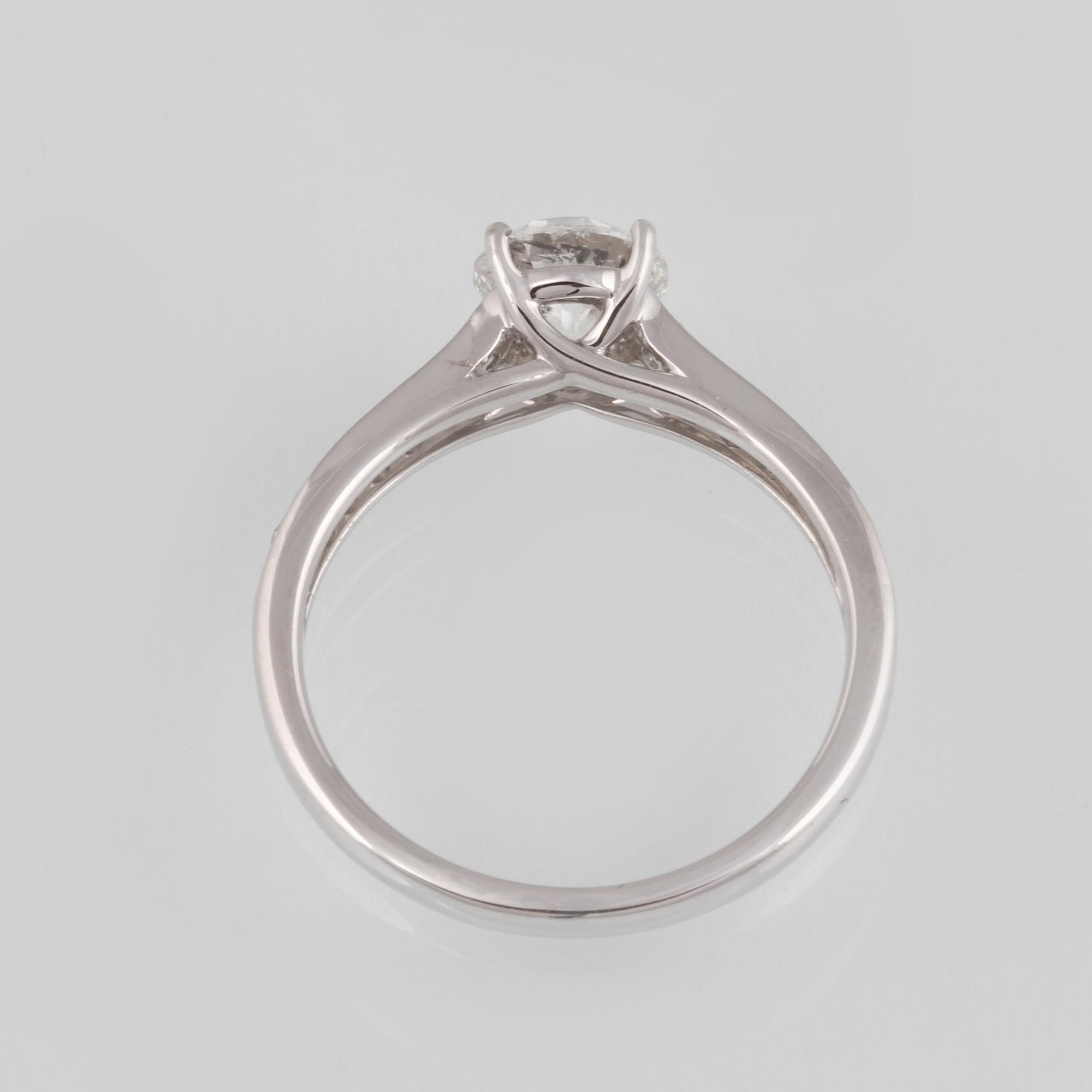 RING, 18K vitguld med briljantslipad diamant ca 0.85 ct samt 14 briljantslipade diamanter 0.15 ct. Vikt 3,1 gram.