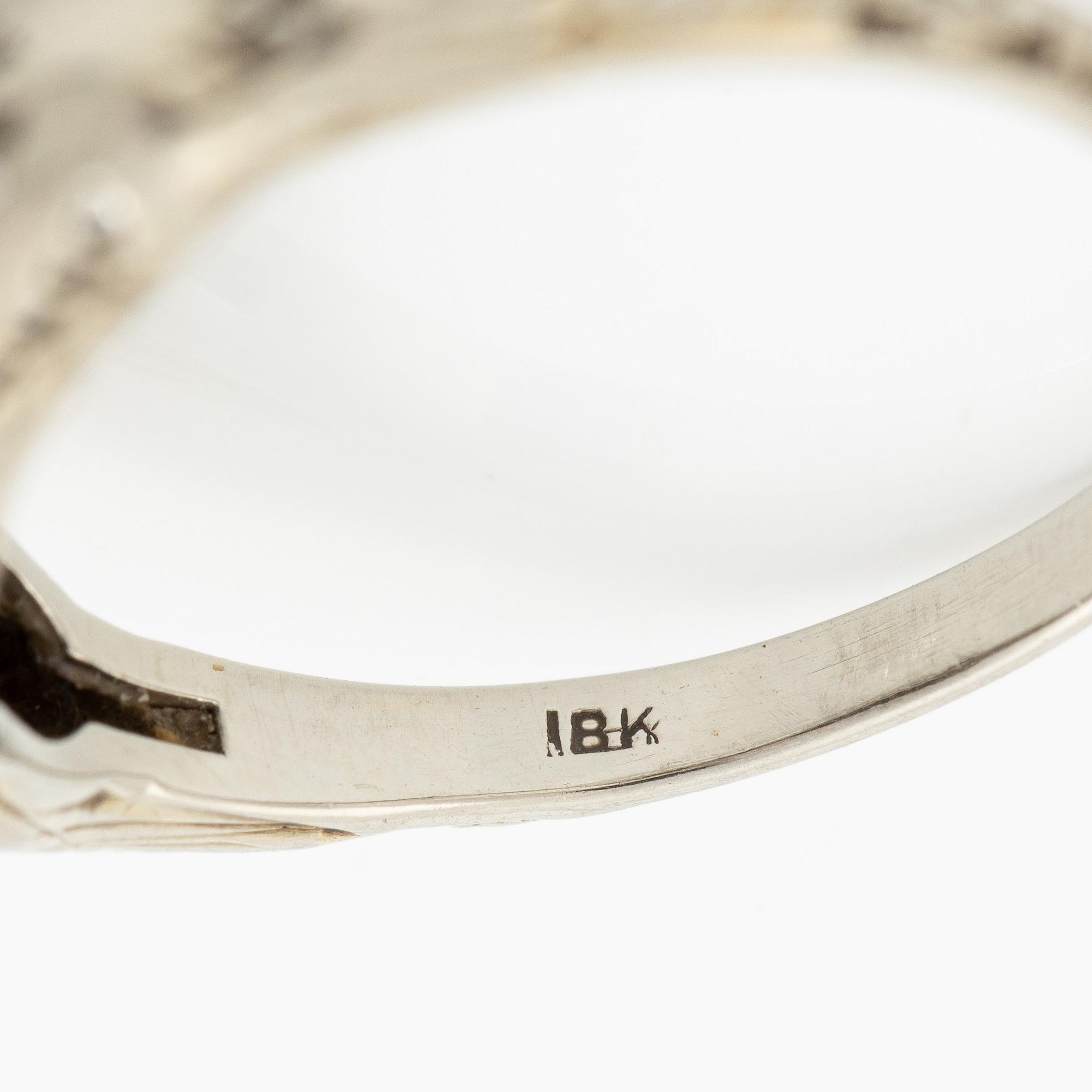 Ring, 18K vitguld med gammalslipad diamant och blå stenar.