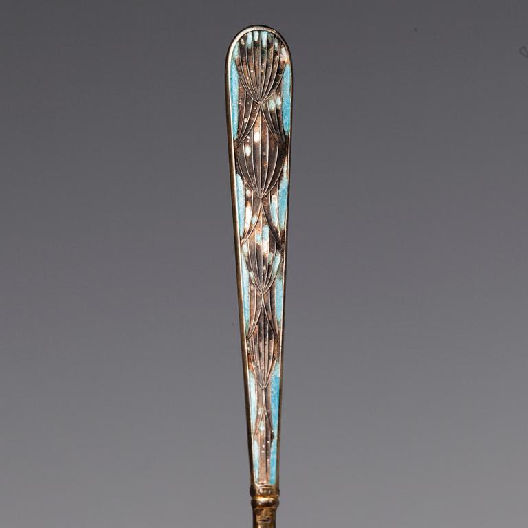 MOCKASKEDAR, 12 st, silver 916 och emalj, Tillander, Helsingfors 1951. Vikt 135 g.