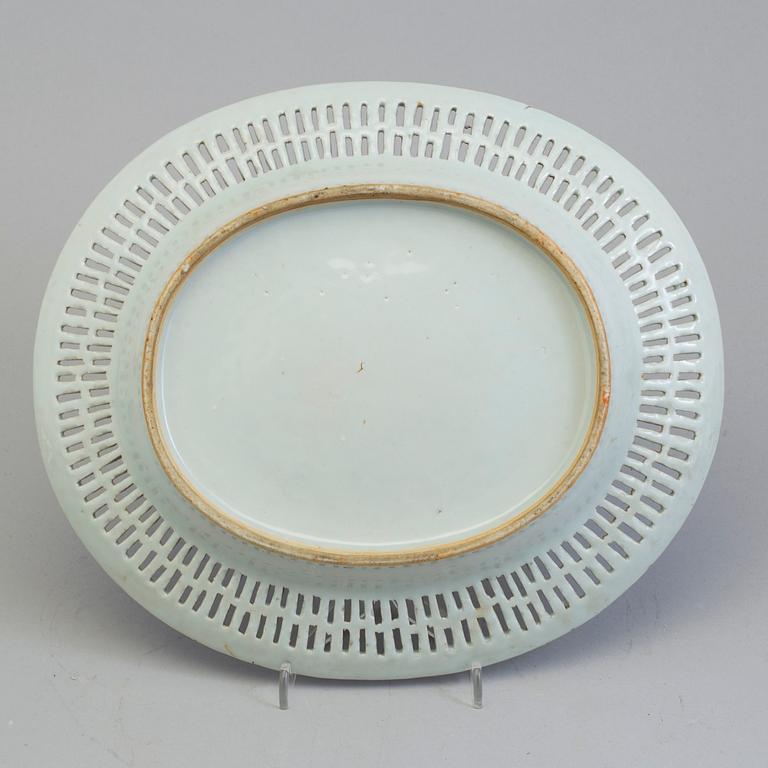 GALLERKORG med FAT, kompaniporslin. Qingdynastin, Jiaqing (1796-1820).