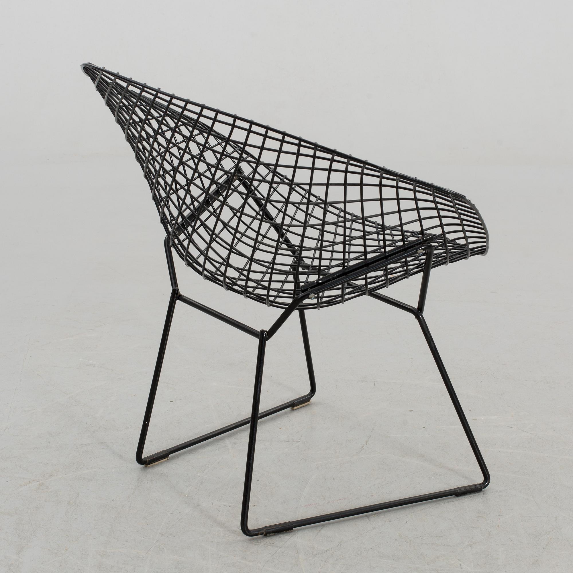 A HARRY BERTOIA "DIAMOND CHAIR".