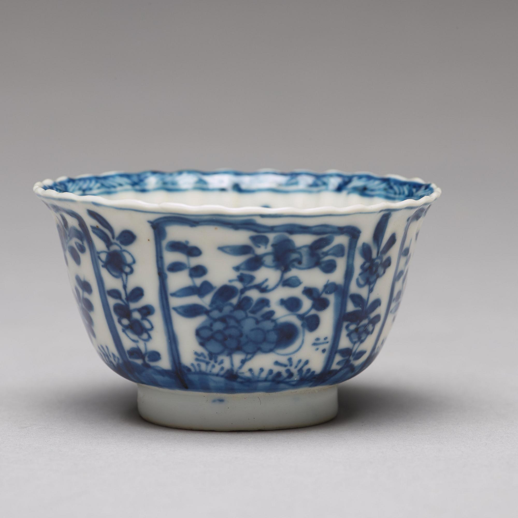 Seven matched blue and white cups with four dishes, Qing dynasty, Kangxi (1662-1722).