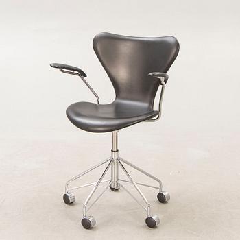 Arne Jacobsen, skrivbordsstol "Sjuan" för Fritz Hansen 2010.