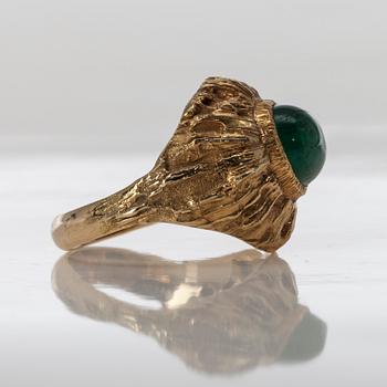 RING, 18K guld, cabochonslipad smaragd ca 3,2 ct, A. Tillander, Helsingfors 1969. Vikt 11,1 g.