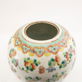 A Chinese jar, 20th Century.