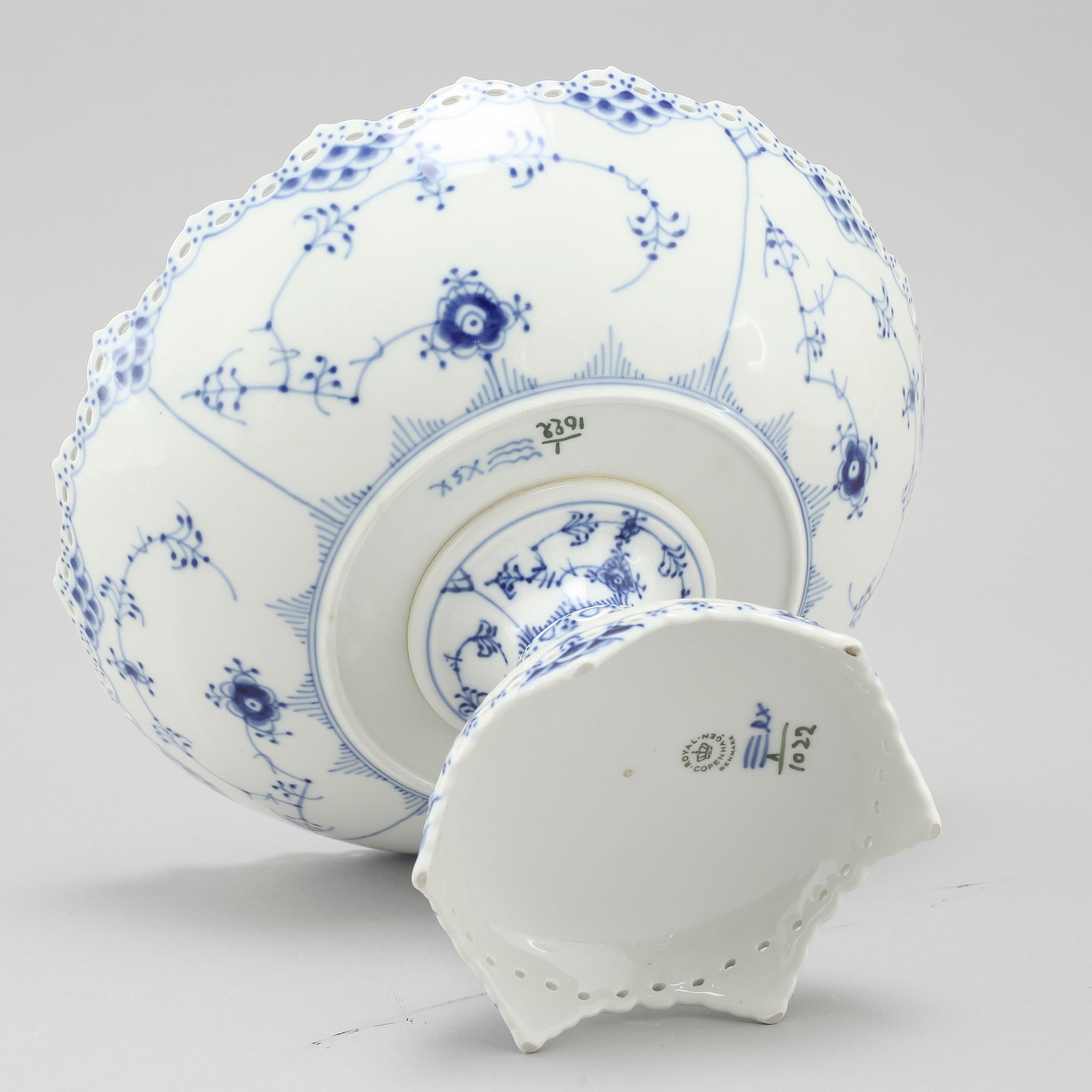 A porcelian bowl on foot, model "1022", Musselmalet, Royal Copenhagen.