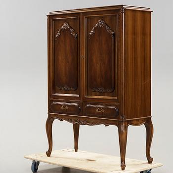 SKÅP, rokokostil, Blomstermåla Möbelfabrik, 1900-talets andra hälft.