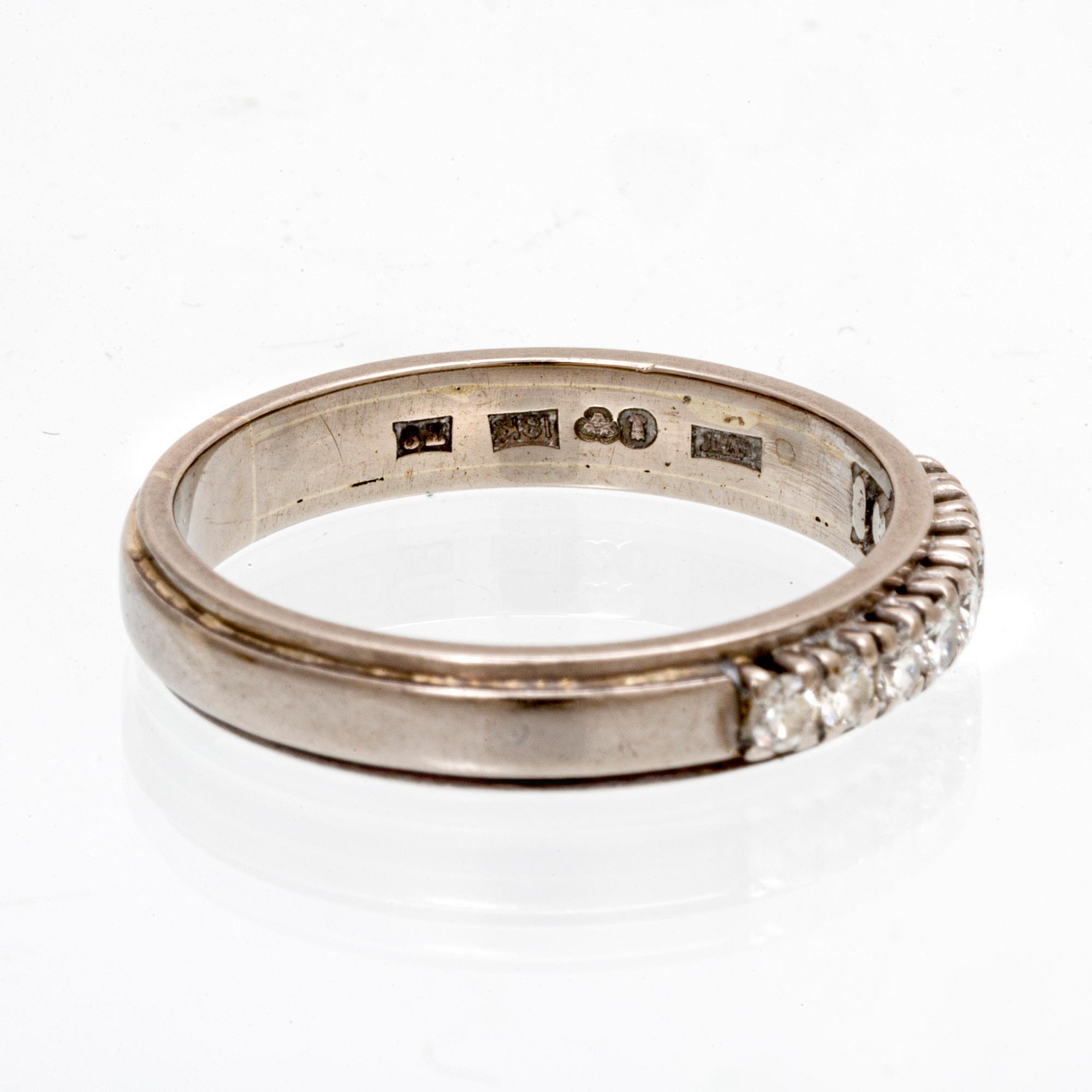 An 18K white gold ring with brilliant cut diamonds.