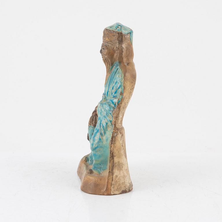 A turquoise glazed pottery figure of a Daoist dignitary, Ming dynasty (1368-1644).