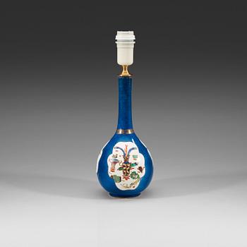 482. A powder blue ground vase with gilding and 'famille-verte' enamels within reserves, Qing dynasty, Kangxi (1622-1722).