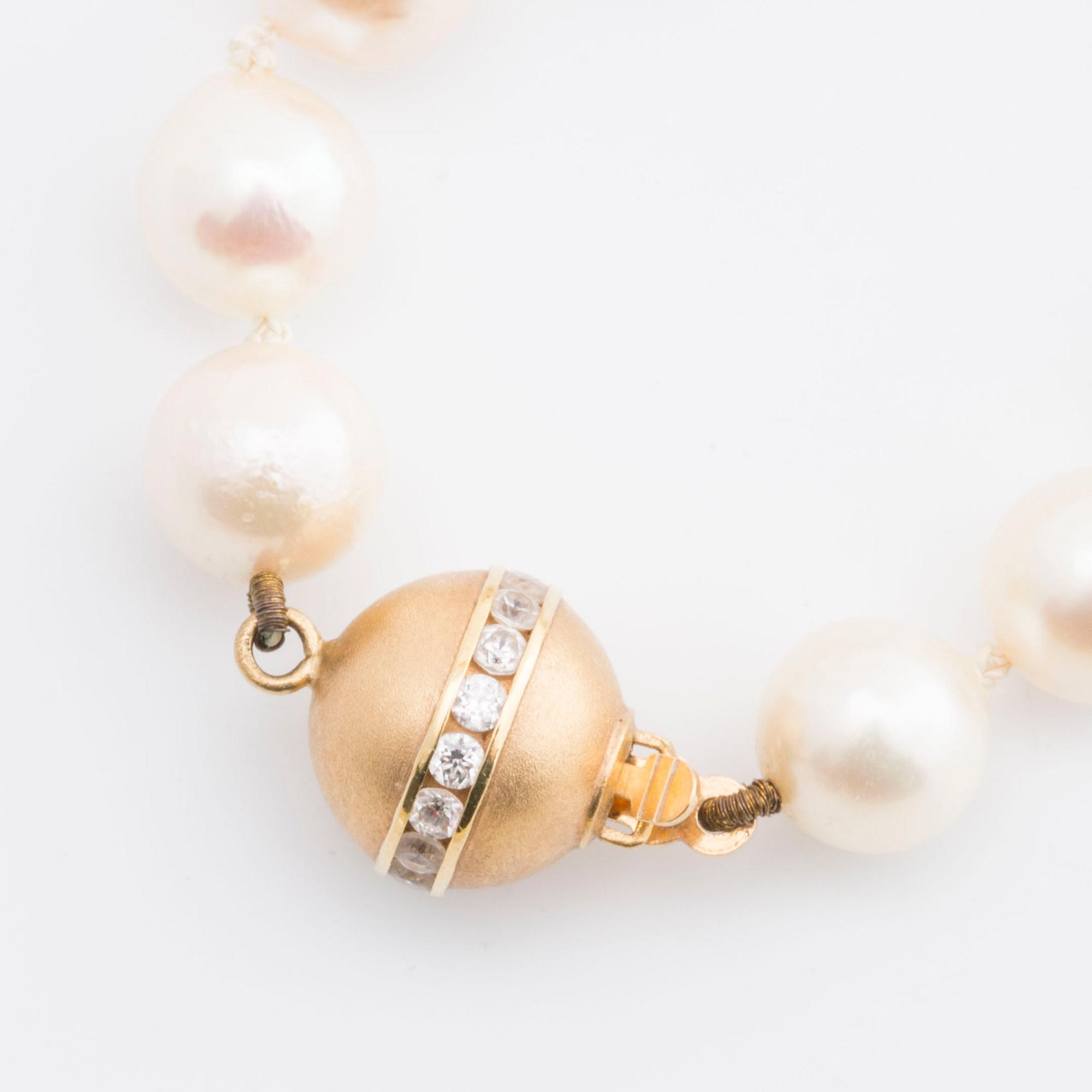 PEARL NECKLACE, cultured perals approx 7-7,5 mm, clasp in 18K gold white stones.