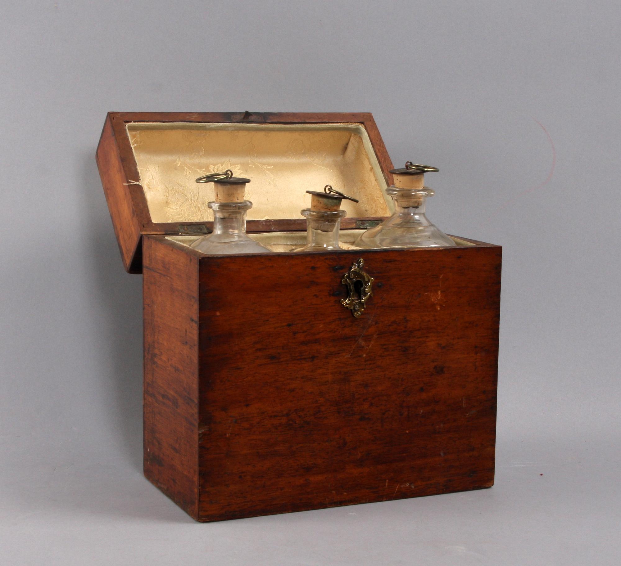FLASKSCHATULL, 1800-talets första hälft.