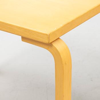 Alvar Aalto, a three-piece nesting table, modell 88, Artek, Finland, late 20th century.