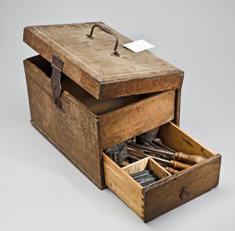 KISTA MED VERKTYG, troligen 1700-tal.