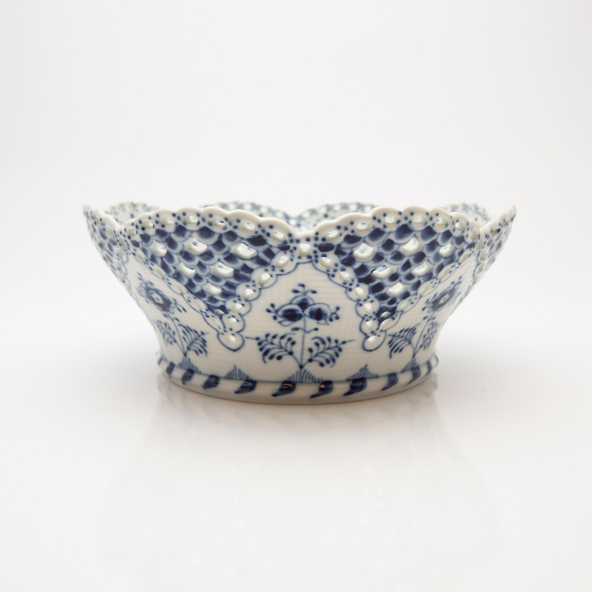 Fruit bowl / compote with underplate, porcelain, "Musselmalet helblond", Royal Copenhagen, model 1061 and 1062, 1966-1974.
