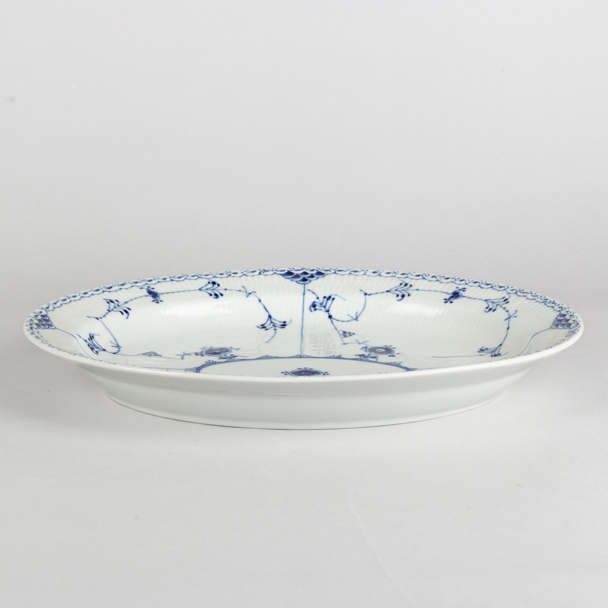 Serveringsfat, porslin, Royal Copenhagen, "Musselmalet Halvblond", modell 534, 1979-83.