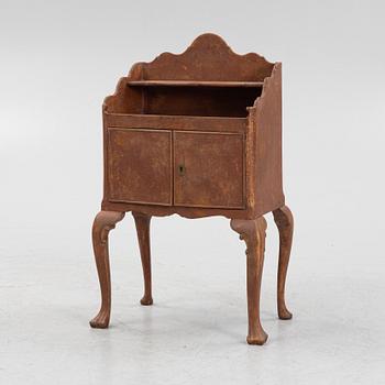 A Queen Anne style bedside table, England, 19th Century.