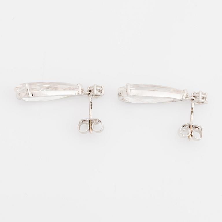 Örhängen med vita droppformade topaser och briljanter.