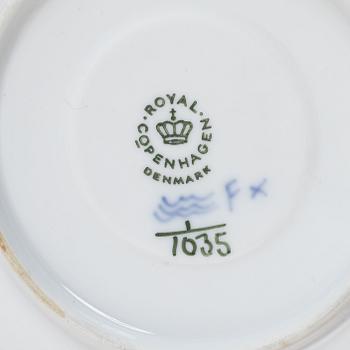 Kaffeservis, porslin, 49 delar, 'Musselmalet', helblonde samt halvblonde, Royal Copenhagen.