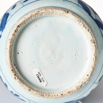 A blue and white flask, Ming dynasty, Wanli (1572-1620).
