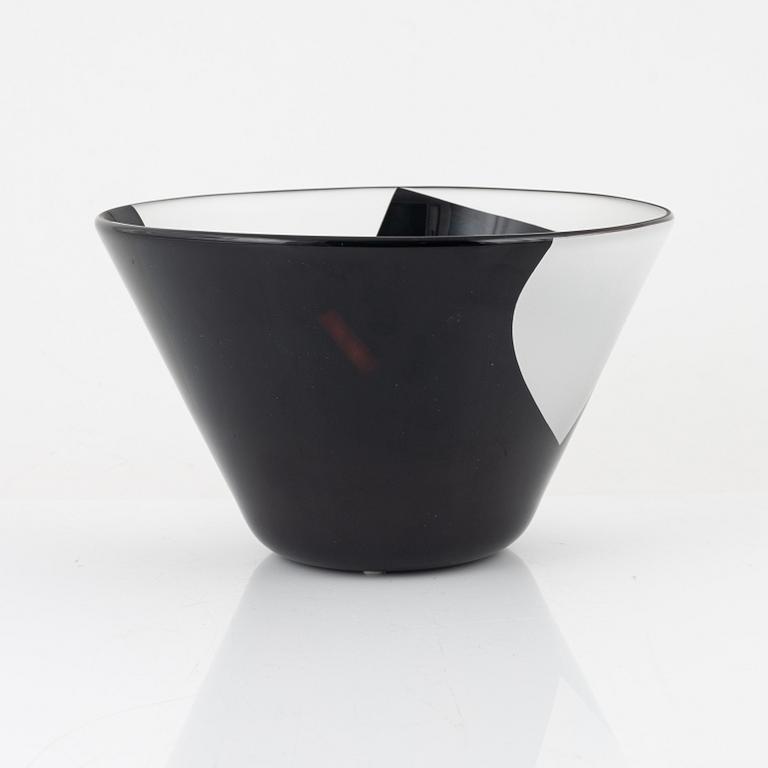 Klas-Göran Tinbäck, a unique bowl, executed in his own studio, 1996.