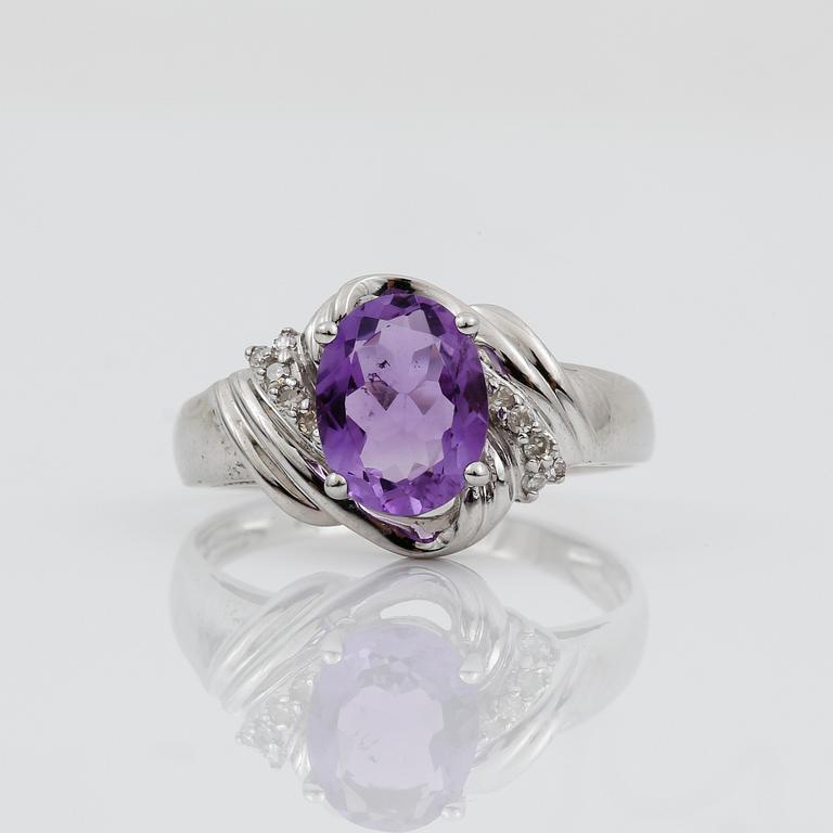 RING, 14K vitguld med ametist ca 1,24 ct och diamanter tot ca 0.01 ct. Vikt 2,84 g.