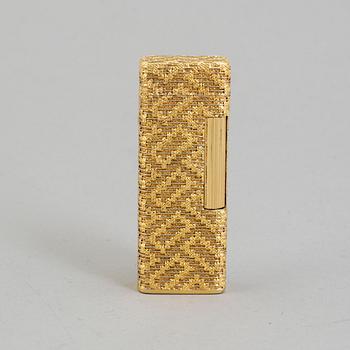 A Dunhill gold plated lighter.