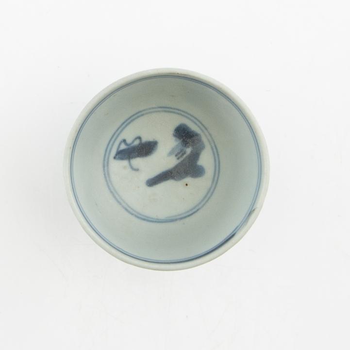 A blue and white dish and cup, Ming dynasty.