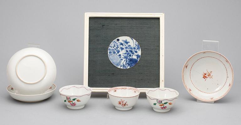 PARTI, porslin, fem delar. Qing dynastin, 1700-tal samt inramad MING SKÄRVA, 1600-tal.