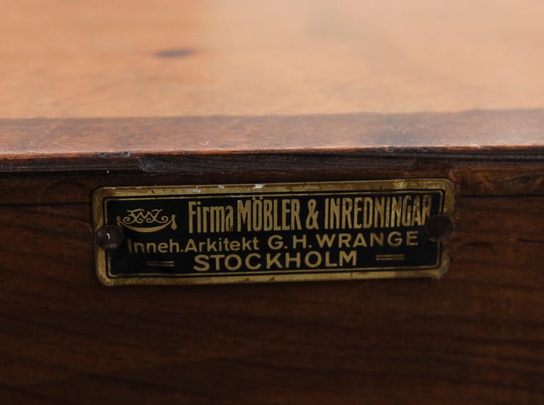 KLÄDSKÅP, 1900-talets första hälft.