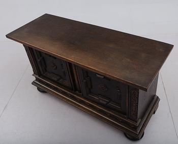 SERVERINGSSKÅP, barockstil, 1900-talets första hälft.