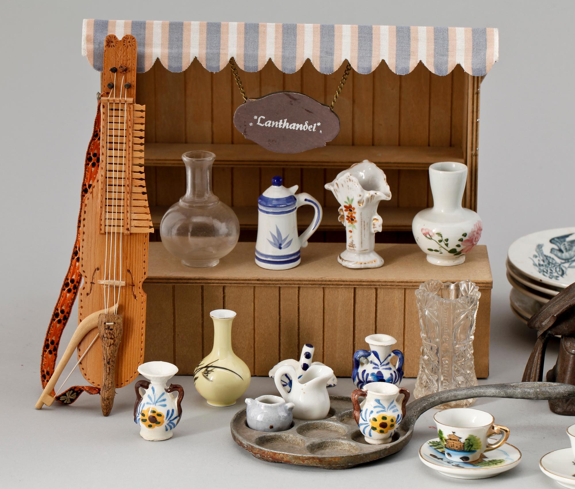 DOCKTILLBEHÖR, ca. 30 delar.