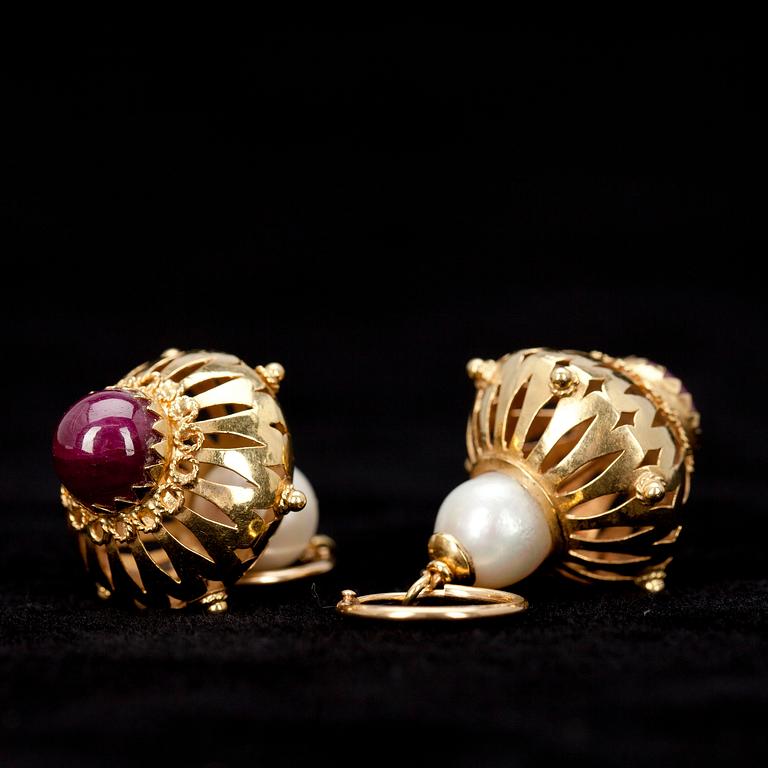 ÖRHÄNGEN, guld 14K, cabochonslipade rubiner och pärlor. Vikt 9,7 g.