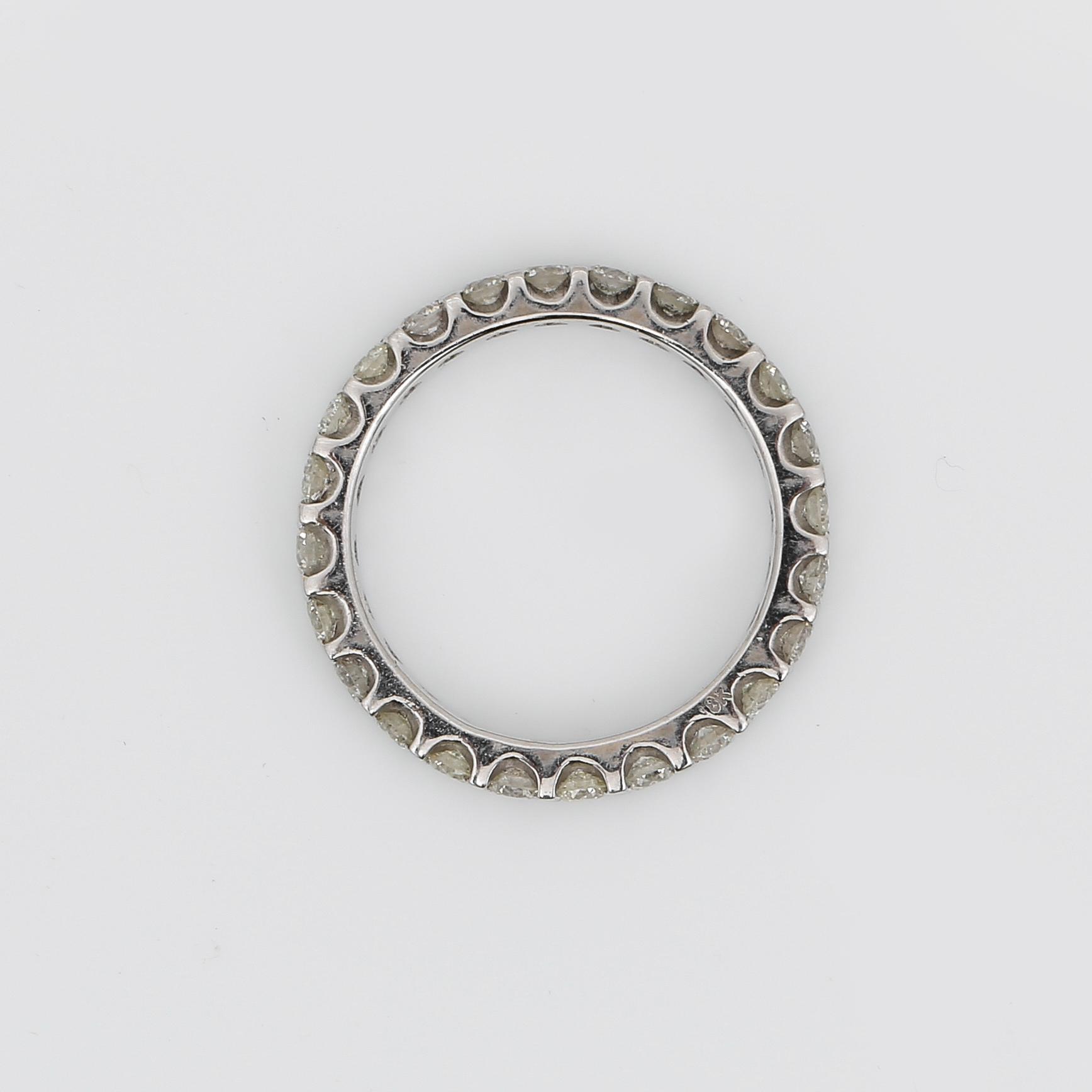 HELALLIANSRING, guld 18K, 24 briljantslipade diamanter, ca H-1/VS-SI, tot ca 1,2 ct. Vikt ca 3 gram.
