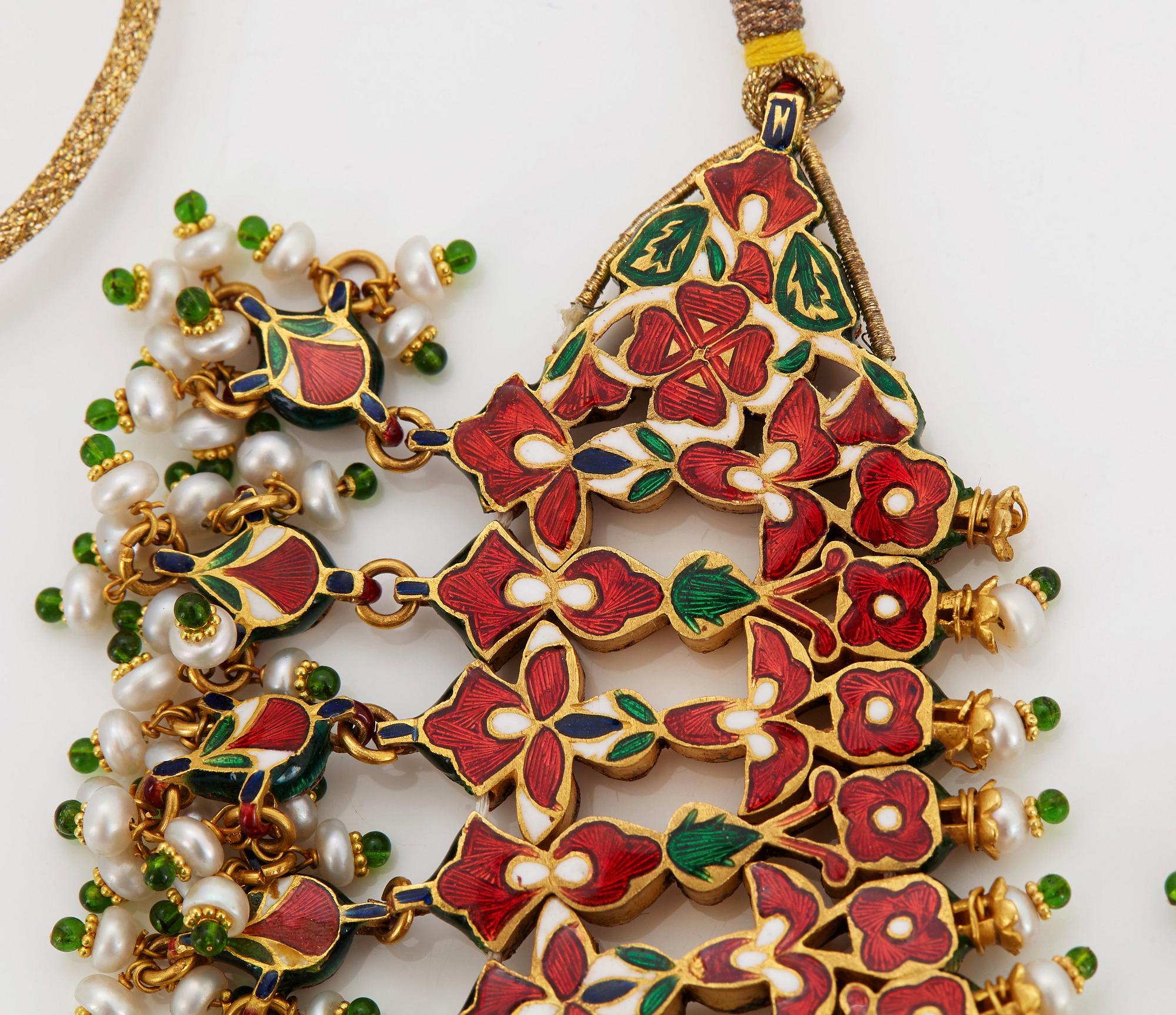 An Indian demi parure comprising a necklace and a pair of earrings.
