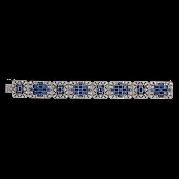 ARMBAND, briljant- och åttkantslipade diamanter, tot. ca 10 ct, samt blå safirer, tot. ca 25 ct. Art Deco, 1930-tal.