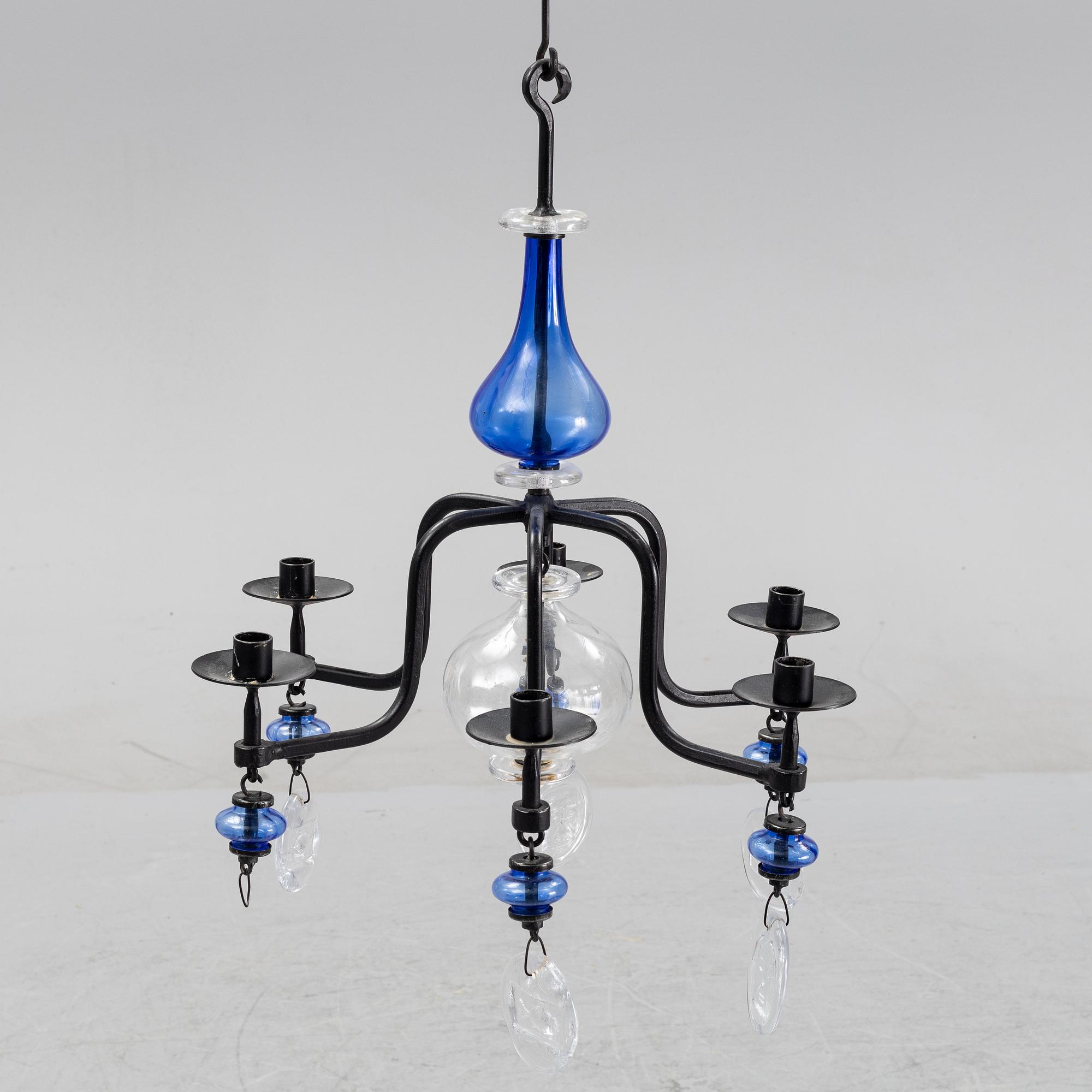 Erik Höglund, ljuskrona samt ljusstakar, ett par, glas och järnsmide.