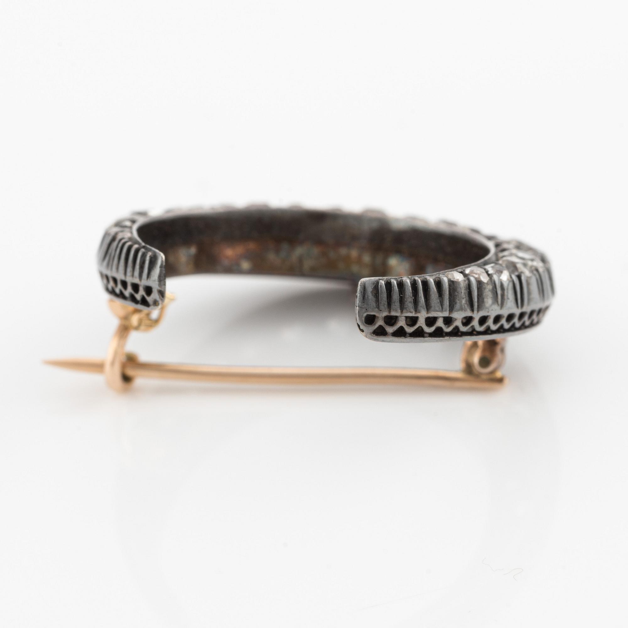 Brosch, i form av månskära med gammalslipade diamanter.
