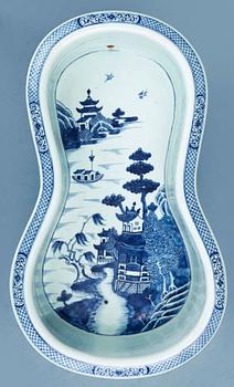 1588. A blue and white bidé, Qing dynasty, Qianlong (1736-95).