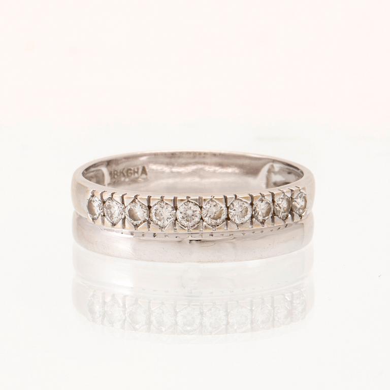 An 18K white gold ring set with round brilliant-cut diamonds.