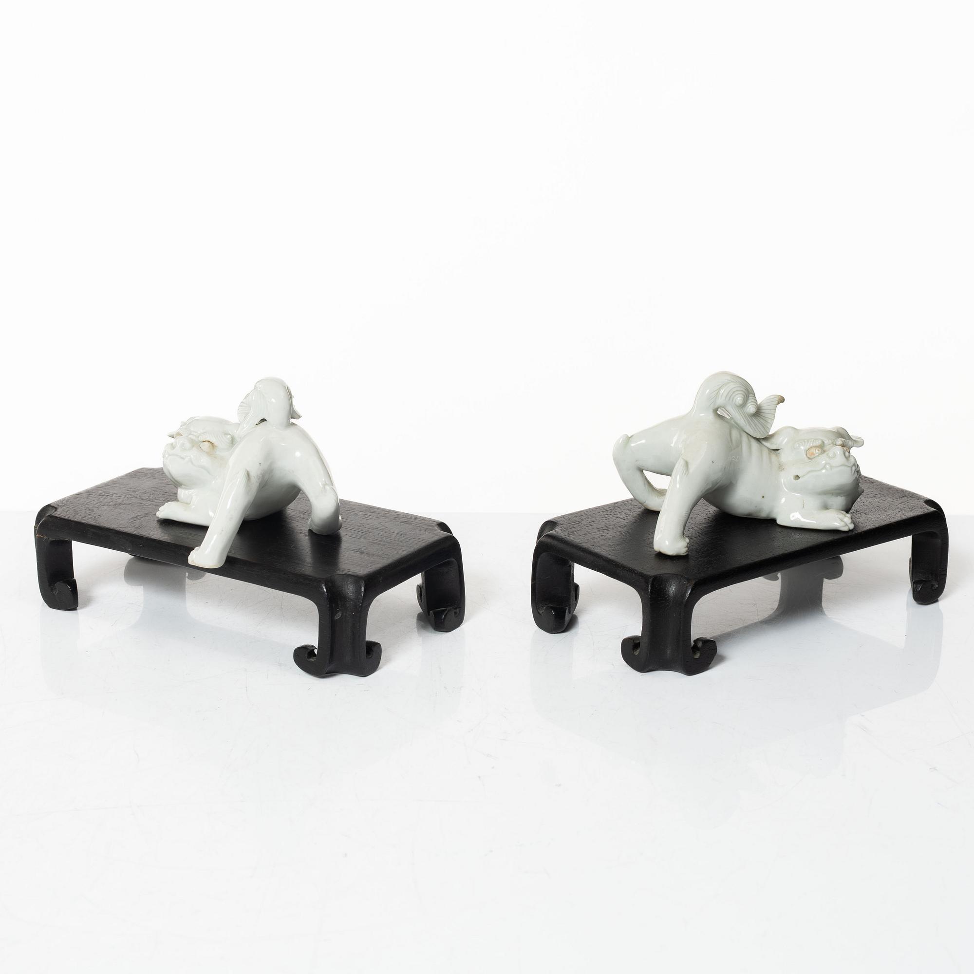 Fohundar 'shishi', ett par, porslin, Japan, hirado-stil, Meiji/Taisho, sent 1800-/tidigt 1900-tal.